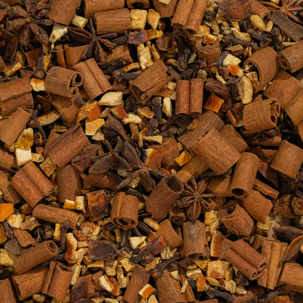Ein Bild zeigt eine Makroaufnahme des Punsch- und Glühweingewürzes