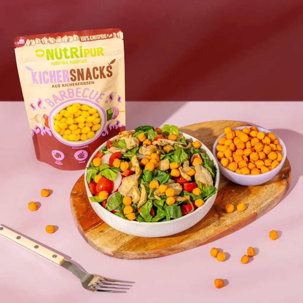 Bild zeigt Kichererbsensnack als Topping auf einem leckeren Salat