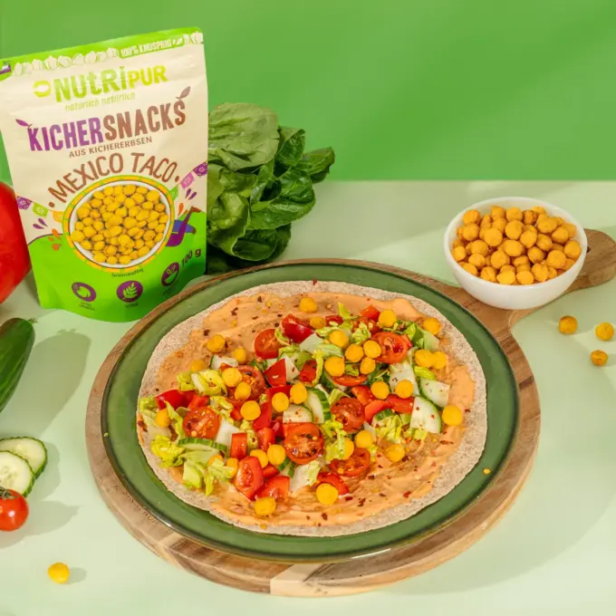 Bild zeigt Mexico Taco Kichererbsen-Snack als Topping auf Wrapteig