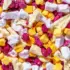 Ein Bild zeigt eine Makroaufnahme der gefriergetrockneten Fruchtmischung "Tropic Mix" von Nutripur