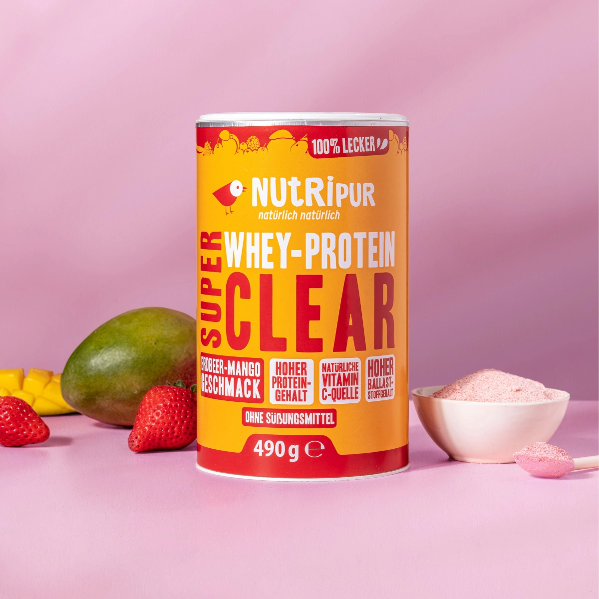 Detailbild der Verpackung und des SuperClear Proteinpulvers mit Erdbeer- und Mango-Geschmack