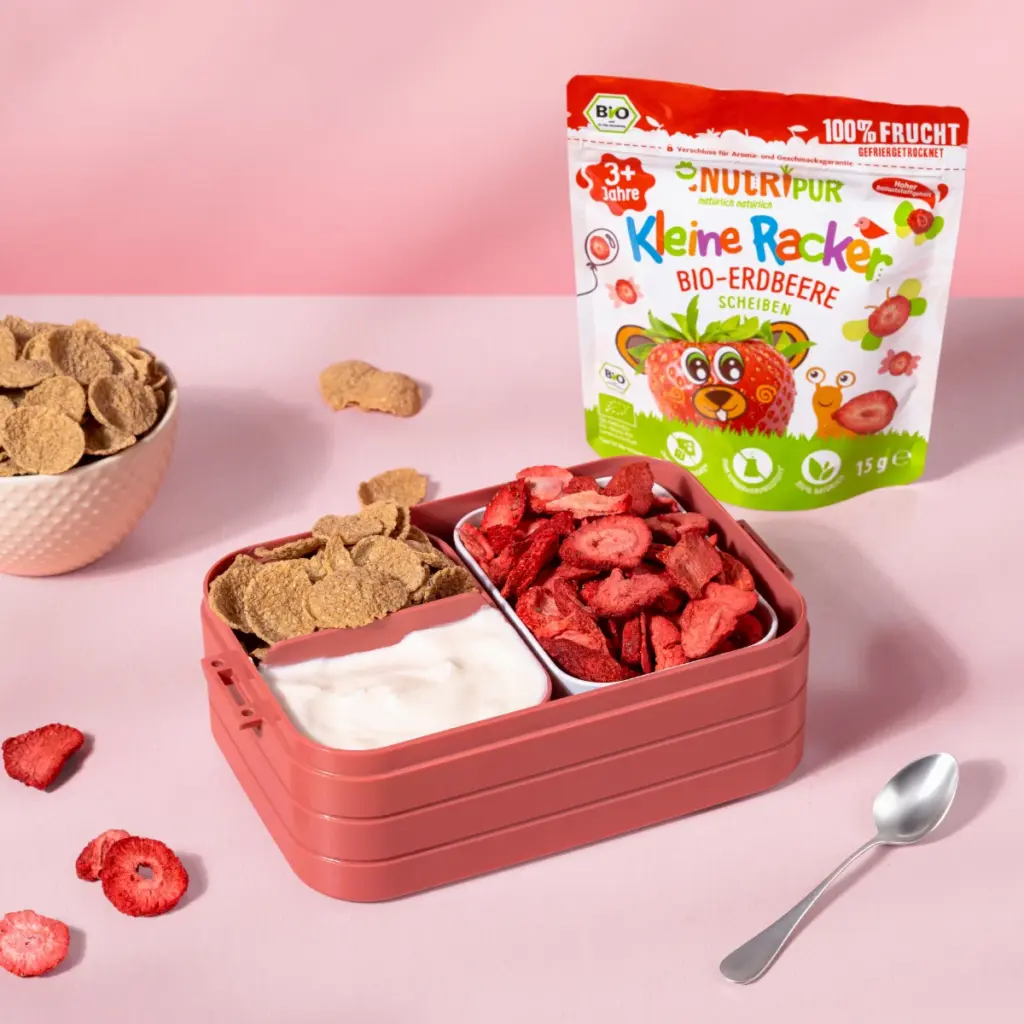 Bild zeigt die kleinen Racker der Sorte Bio-Erdbeere von NutriPur mit Verpackung und Brotdose