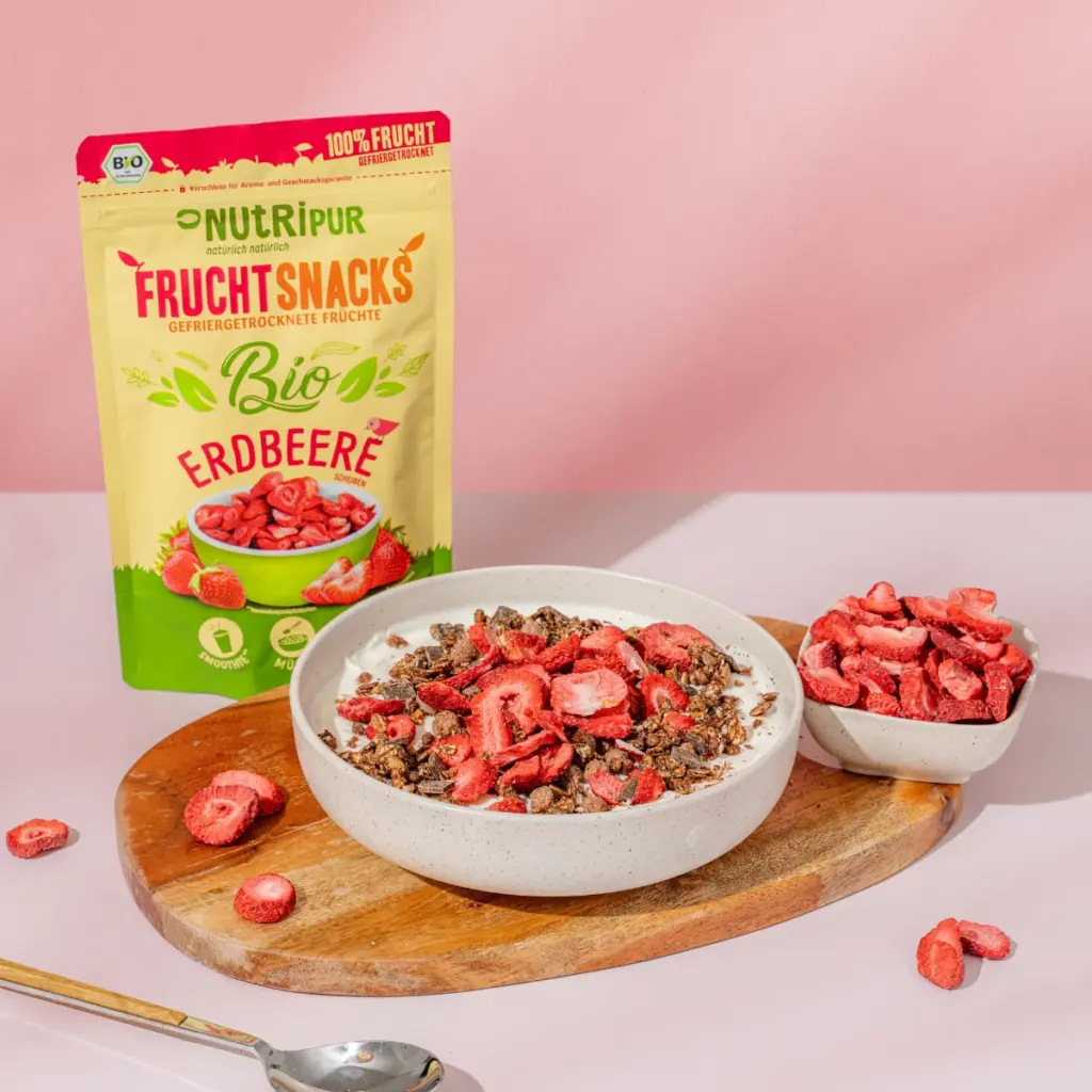Bild zeigt gefriergetrocknete Bio-Erdbeeren im Müsli