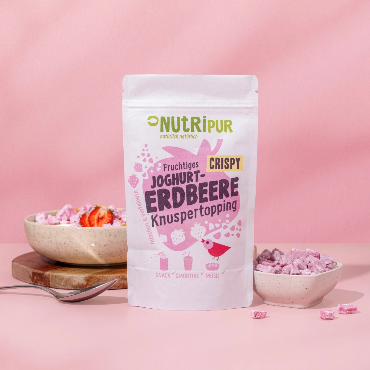 Bild zeigt Joghurt-Erdbeer Knuspertopping in Schalen liegend